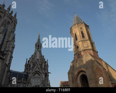 Entrambe le torri di San Pietro e Paolo e la chiesa di San Pietro in torre di Ostenda, Belgio. Foto Stock