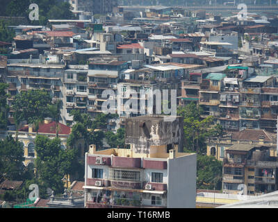 Un mare di edifici di appartamenti illustrano una buona immagine della regione densamente popolata di Macau. Foto Stock