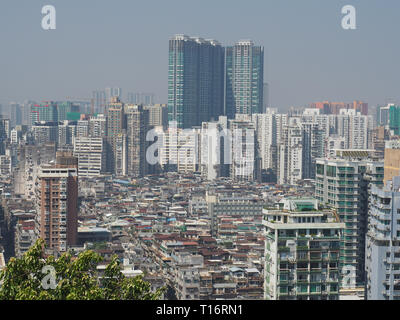 Un mare di edifici di appartamenti illustrano una buona immagine della regione densamente popolata di Macau. Foto Stock