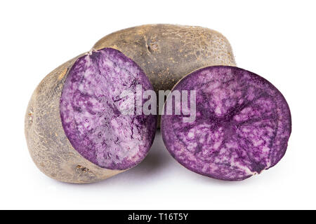 Patate viola isolato su sfondo bianco. luogo di testo. le patate vengono tagliate. chiaramente visibile la texture di patate nel taglio Foto Stock