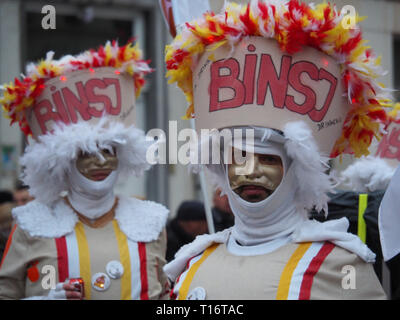 Aalst, Belgio - 27 Febbraio 2017: una parodia sul 'Gilles Binche' durante la sfilata di carnevale a Aalst. Foto Stock