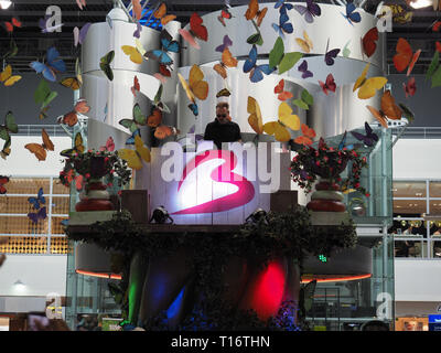 Zaventem, Belgio - Luglio 23, 2018: un DJ suona musica dopo la Tomorrowland Festival presso l'aeroporto di Bruxelles. Foto Stock