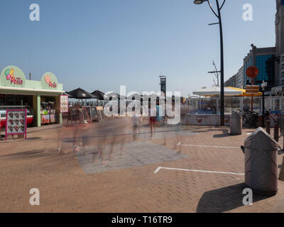 Blankenberge, Belgio - 7 August 2018: immagine scattata con un otturatore lento sulla diga di Blankenberge. Foto Stock