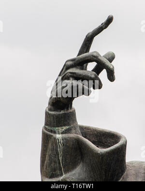 Croazia, Split - Giugno 2018:la mano da Ivan Mestrovic la scultura di Gregorio di Nin (Grgur Ninski). Gregor sorge guarda al Golden Gate per la D Foto Stock