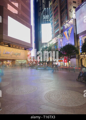 Central, Hong Kong - 1 Novembre 2017: una lunga esposizione shot presi nei pressi del centro commerciale Times Square vicino a Russel street di Hong Kong. Foto Stock