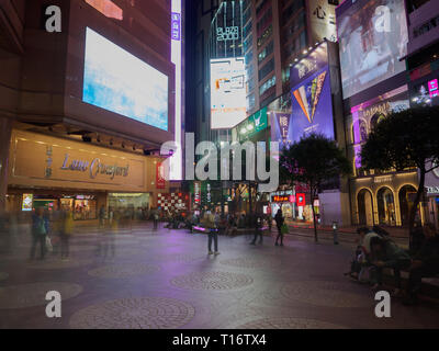 Central, Hong Kong - 1 Novembre 2017: una lunga esposizione shot presi nei pressi del centro commerciale Times Square vicino a Russel street di Hong Kong. Foto Stock