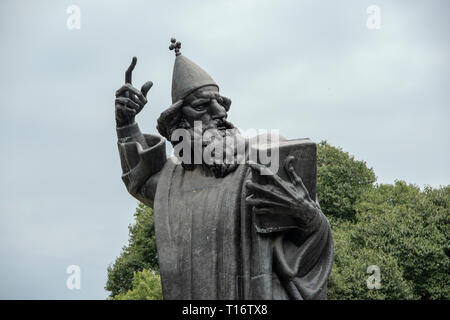 Croazia, Split - Giugno 2018: Ivan Mestrovic la scultura di Gregorio di Nin (Grgur Ninski). Gregor sorge guarda al Golden Gate al di Diocleziano Pa Foto Stock