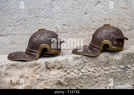 Croazia, Split - Giugno 2018: Replica legionari Romani caschi nello stile gallico, utilizzato da re-enactors nel luogo di Diocleziano Foto Stock