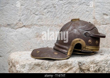 Croazia, Split - Giugno 2018: Replica legionari Romani casco in stile gallico, utilizzato da re-enactors nel luogo di Diocleziano Foto Stock