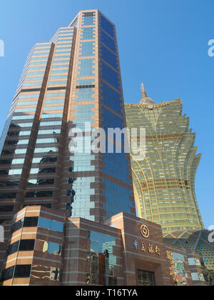 Macao, Cina - 2 Novembre 2017: un ufficio torre della Banca di Cina con il Grand Lisboa Casinò in background in Macau. Foto Stock