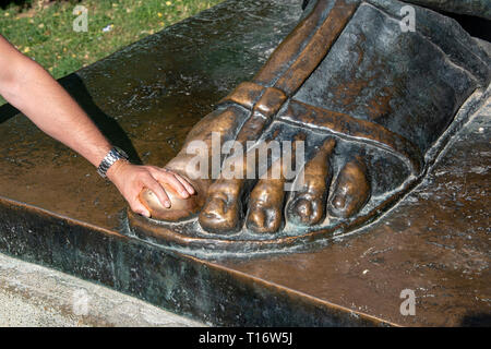 Croazia, Split - Giugno 2018: piede di Ivan Mestrovic la scultura di Gregorio di Nin (Grgur Ninski). I visitatori si sfregano l'alluce, credendo che lo sfregamento Foto Stock