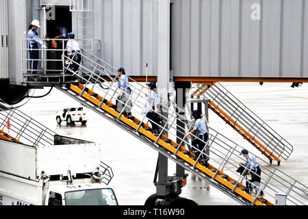 Il team di pulizia di Airbus A380, l'aeroporto di Narita, Giappone Foto Stock