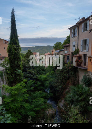 Moustiers-Sainte-Marie, Francia - 8 Agosto 2017: una foto del case e giardini lungo il fiume che attraversa la città di Moestiers-Sainte-Mar Foto Stock