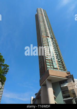 Tsim Sha Tsui, Hong Kong - 3 Novembre 2017: una vista laterale di una delle torri di Victoria in Tsim Sha Tsui questo complesso residenziale si compone di tre tow Foto Stock