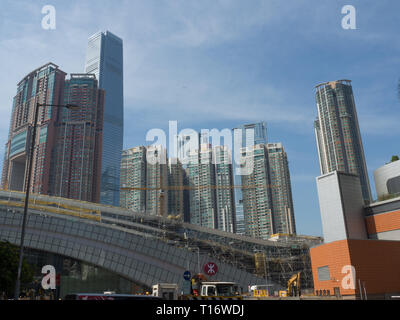 Kowloon, Hong Kong - 3 Novembre 2017: il cantiere per la costruzione della West Kowloon Railway Station con il cielo100 torre in background circondato da Foto Stock