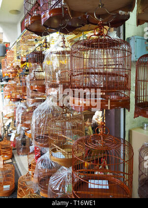 Kowloon, Hong Kong - 3 Novembre 2017: uccelli di varie gabbie sono offerti in vendita al mercato degli uccelli al Po Yuen Street Bird Garden. Foto Stock