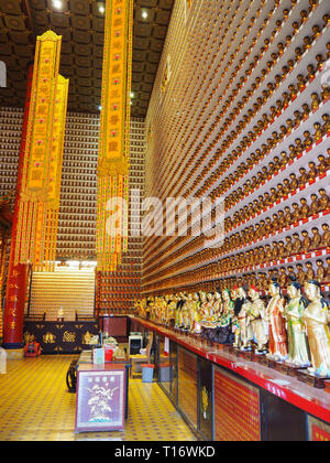 Sha Tin, Hong Kong - 7 Novembre 2017: numerose statue di Buddha, incorporati nelle pareti del il Monastero dei Diecimila Buddha. Foto Stock