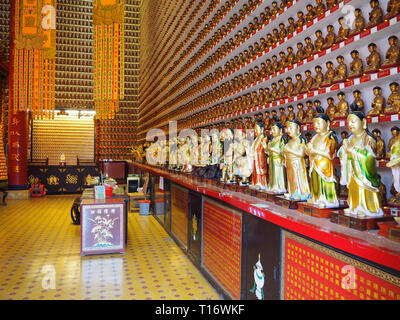 Sha Tin, Hong Kong - 7 Novembre 2017: numerose statue di Buddha, incorporati nelle pareti del il Monastero dei Diecimila Buddha. Foto Stock