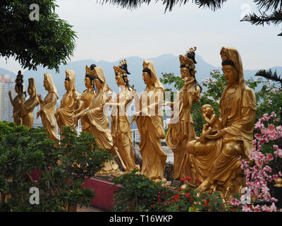 Sha Tin, Hong Kong - 7 Novembre 2017: diverse statue vicino il Monastero dei Diecimila Buddha. Foto Stock