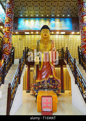 Sha Tin, Hong Kong - 7 Novembre 2017: statua e il Monastero dei Diecimila Buddha. Foto Stock