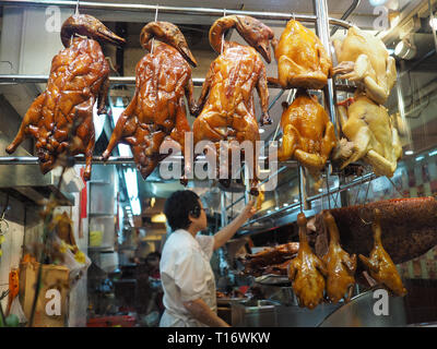 Central, Hong Kong - 7 Novembre 2017: Cantonese anatra e pollo Hainan sul display nella finestra di un ristorante di Hong Kong. Foto Stock