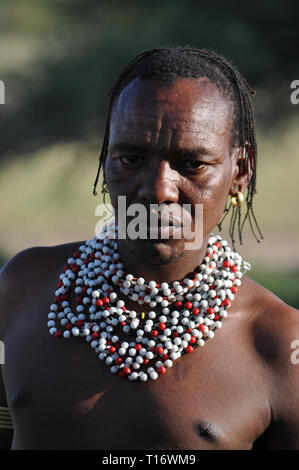 IGUNGA, Tanzania - 6 febbraio 2012: un elemento maschio della tribù Wataturu. Foto Stock