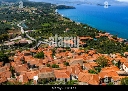 Molyvos, Lesbo Island, Grecia. Vista panoramica dal lato sud delle mura del castello. Foto Stock