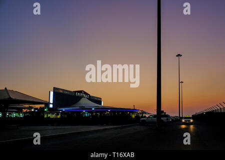 Dicembre 29, 2018 - Abu Dhabi, Emirati arabi uniti: vista serale di Casttello Restaurant & Cafe a Al Mina Foto Stock