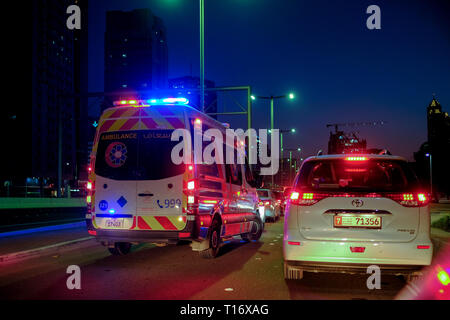 Dicembre 29, 2018 - Abu Dhabi, Emirati arabi uniti: ambulanza che attraversa un altro vehicle​ con piena velocità mentre le luci di pericolo lampeggianti Foto Stock