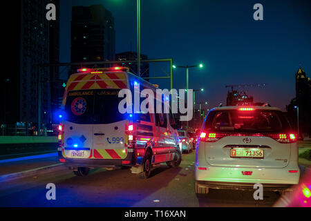 Dicembre 29, 2018 - Abu Dhabi, Emirati arabi uniti: ambulanza che attraversa un altro vehicle​ con piena velocità mentre le luci di pericolo lampeggianti Foto Stock