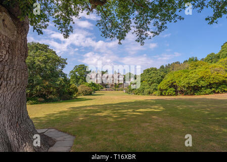 Bodnant Hall visto dal punto di vista del grande prato, Bodnant garden, Conwy, Wales, Regno Unito Foto Stock