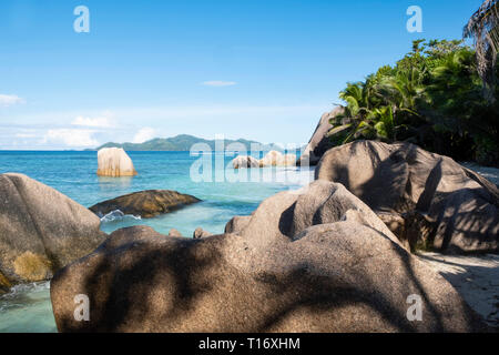 Giganteschi massi di granito e palme sull'L'Anse Source d'Argent, La Digue, Seicelle Foto Stock