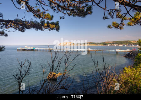 Vista incorniciata sul Llandudno Pier su un sunney pomeriggio estivo, Llandudno, Wales, Regno Unito Foto Stock