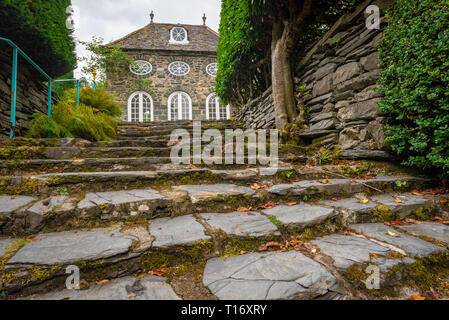 Primo piano sulla scala di pietra che conduce alla orangerie di Plas Brondanw, Gwynedd, il Galles del Nord, Regno Unito Foto Stock