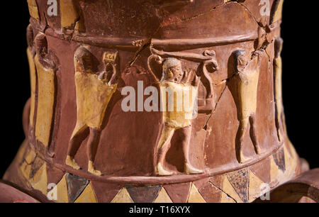 Close up Inandik Hittita decorate in rilievo culto libagione vaso decorata con figure relif colorate di crema, rosso e nero. Il processionale fi Foto Stock