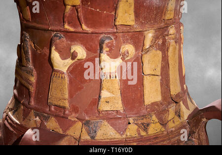Close up Inandik Hittita decorate in rilievo culto libagione vaso decorato con donne figure a rilievo colorate di crema, il rosso e il nero gioca instr Foto Stock