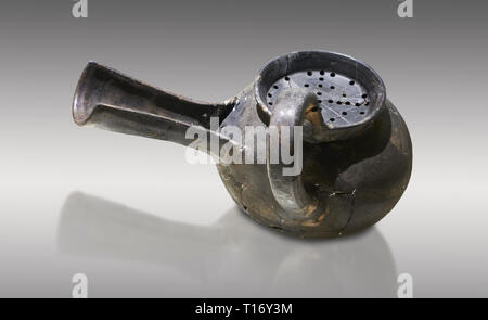 Grigio frigia vaso in ceramica con un filtro e un tubo di lancio lungo da Gordion. Raccolta frigia, 8-VII secolo a.c. - Museo della Civiltà anatolica Foto Stock