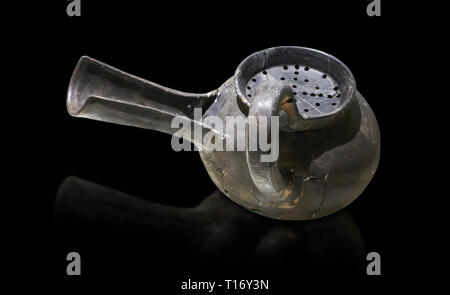 Grigio frigia vaso in ceramica con un filtro e un tubo di lancio lungo da Gordion. Raccolta frigia, 8-VII secolo a.c. - Museo della Civiltà anatolica Foto Stock