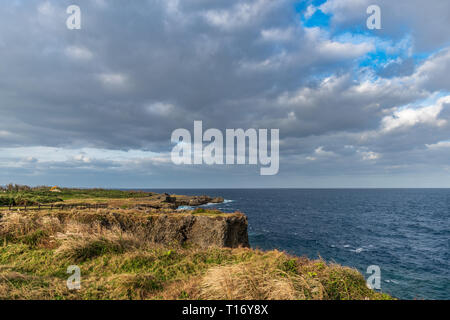 Vista paesaggi che circondano Cape Manzamo in Okinawa, in Giappone. Foto Stock