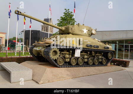 Sherman serbatoio sul display vicino all'entrata nel museo aerotrasportato, Sainte-Mère-Eglise, Normandia, Francia. Foto Stock