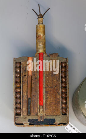 Il tedesco S-mine (Schrapnellmine, Sprengmine o Splittermine in tedesco), noto anche come "Bouncing Betty nell'Airborne Museum, Sainte-Mère-Eglise, n. Foto Stock