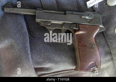 Una Walther P38 tedesco la Seconda Guerra Mondiale a pistola sul display in Airborne Museum, Sainte-Mère-Eglise, Normandia, Francia. Foto Stock