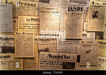Il display mostra principalmente giornale francese Le pagine anteriore seguendo la D-Day in Airborne Museum, Sainte-Mère-Eglise, Normandia, Francia. Foto Stock