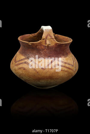 Calcolitico decorate in terracotta pentola di cestello. Circa 5000BC. Raccolta Catalhoyuk, Konya Museo Archeologico, la Turchia. Contro uno sfondo nero Foto Stock