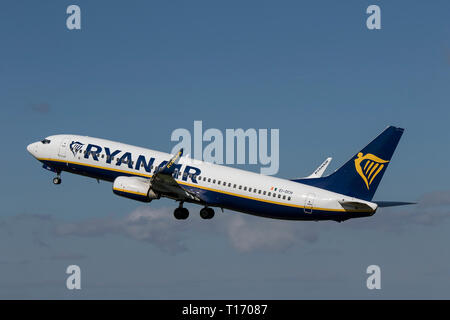 EI-DCH Boeing 737 800 di Ryanair partono dall'aeroporto di Bristol EGGD Marzo 2019 Foto Stock