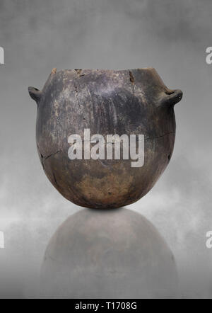 Il neolitico vaso in terracotta . Raccolta Catalhoyuk, Konya Museo Archeologico, la Turchia. Contro uno sfondo grigio Foto Stock