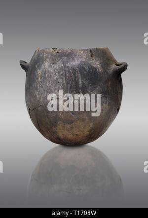 Il neolitico vaso in terracotta . Raccolta Catalhoyuk, Konya Museo Archeologico, la Turchia. Contro uno sfondo grigio Foto Stock