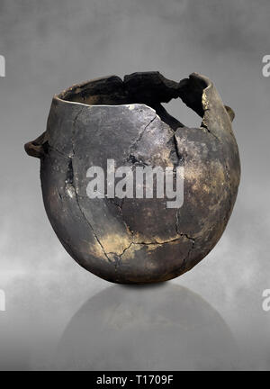 Il neolitico vaso in terracotta . Raccolta Catalhoyuk, Konya Museo Archeologico, la Turchia. Contro uno sfondo grigio Foto Stock