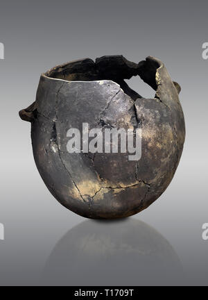 Il neolitico vaso in terracotta . Raccolta Catalhoyuk, Konya Museo Archeologico, la Turchia. Contro uno sfondo grigio Foto Stock