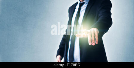 Imprenditore puntando sulla schermata virtuale - tecnologia nel concetto di business Foto Stock